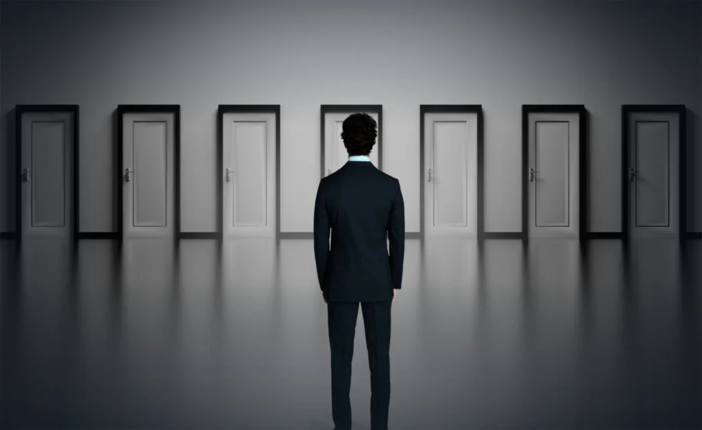 Imagen de hombre eligiendo cual es su puerta. Difficult Choices Concept